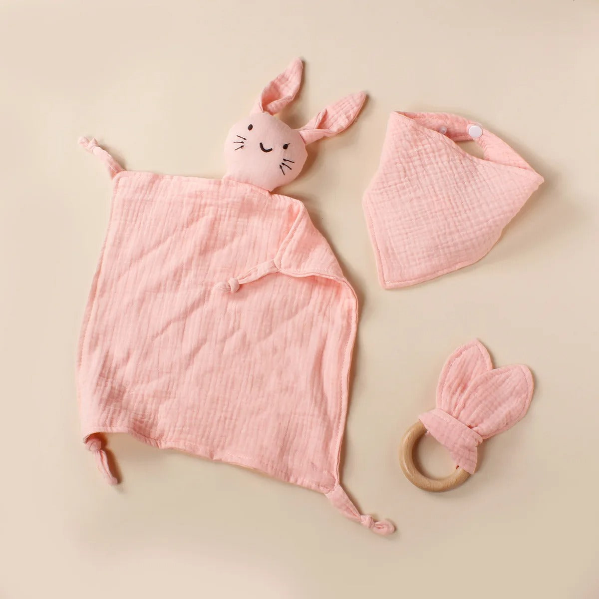 doudou-lapin-avec-bavoir