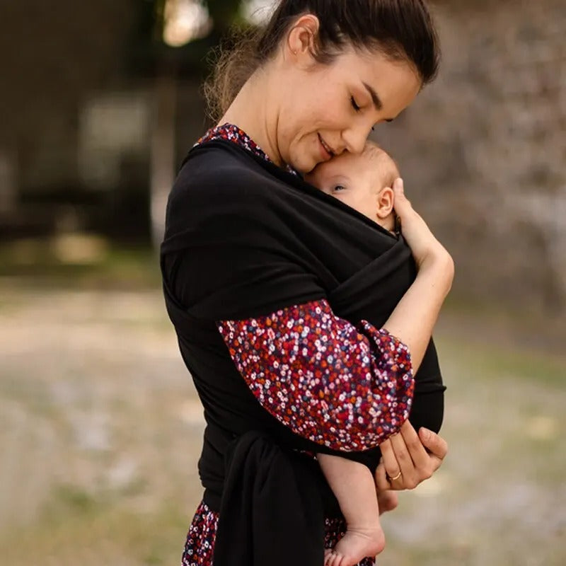 Comment le portage favorise le développement de bébé ?
